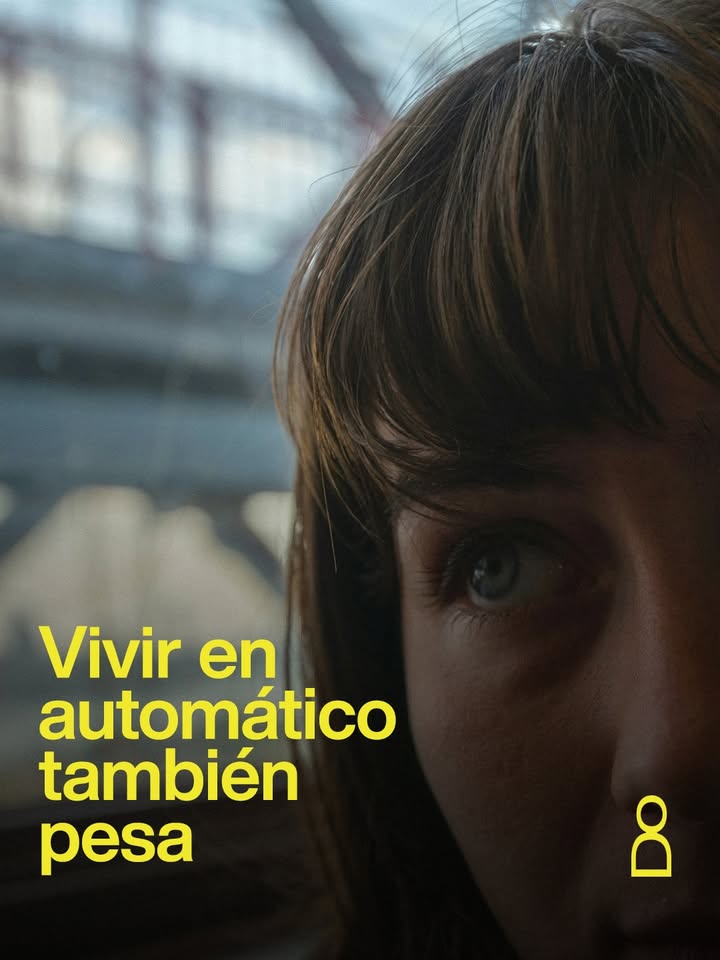 vivir en automático no siempre se nota. puedes responder mensajes, trabajar...