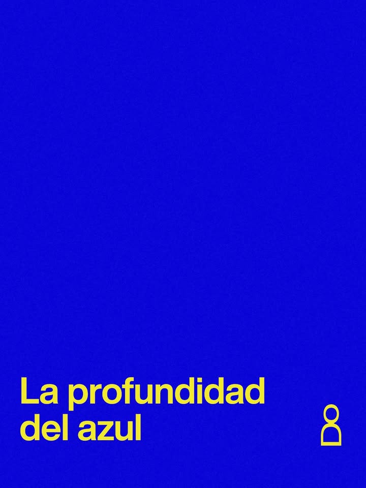 el azul tiene una memoria doble. por un lado, viene de lo natural: cielo, a...
