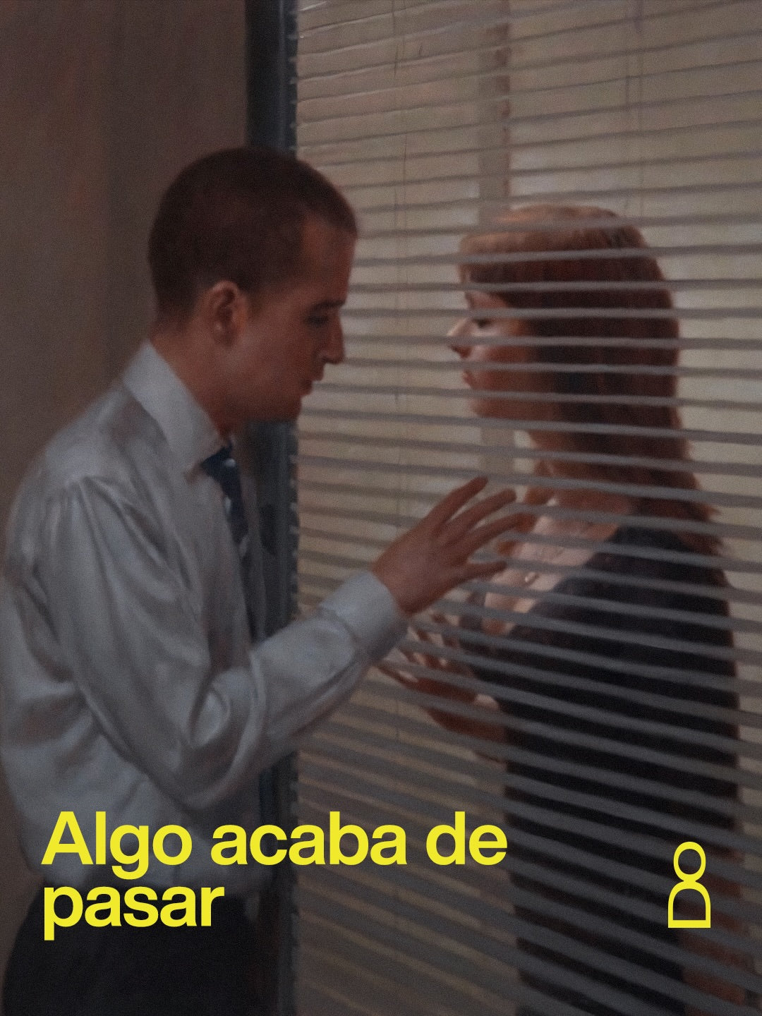 en las pinturas de Harry Holland, casi siempre parece haber un antes y un d...