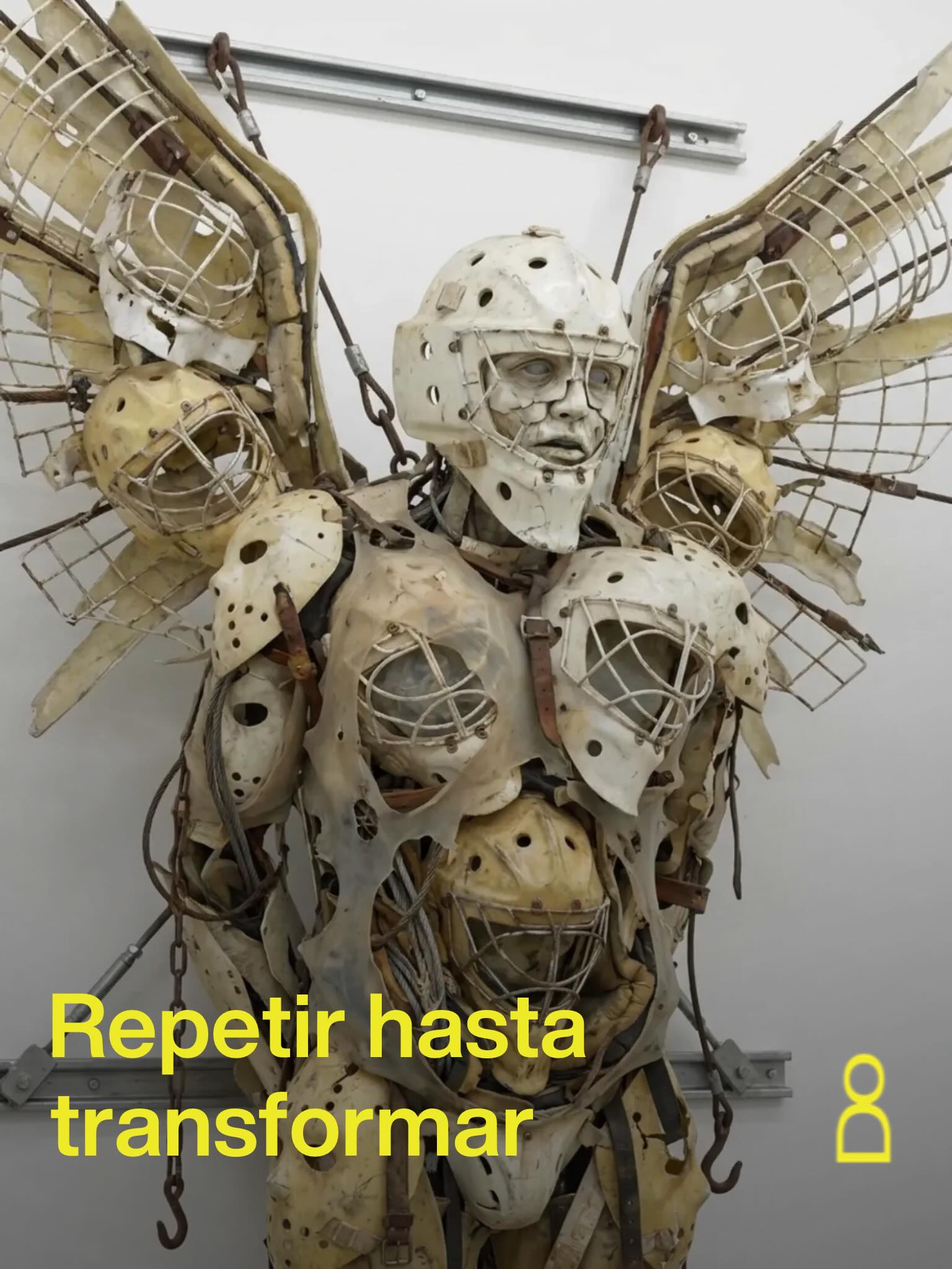 Estas esculturas no nacen de un solo material, sino de la repetición. Decen...
