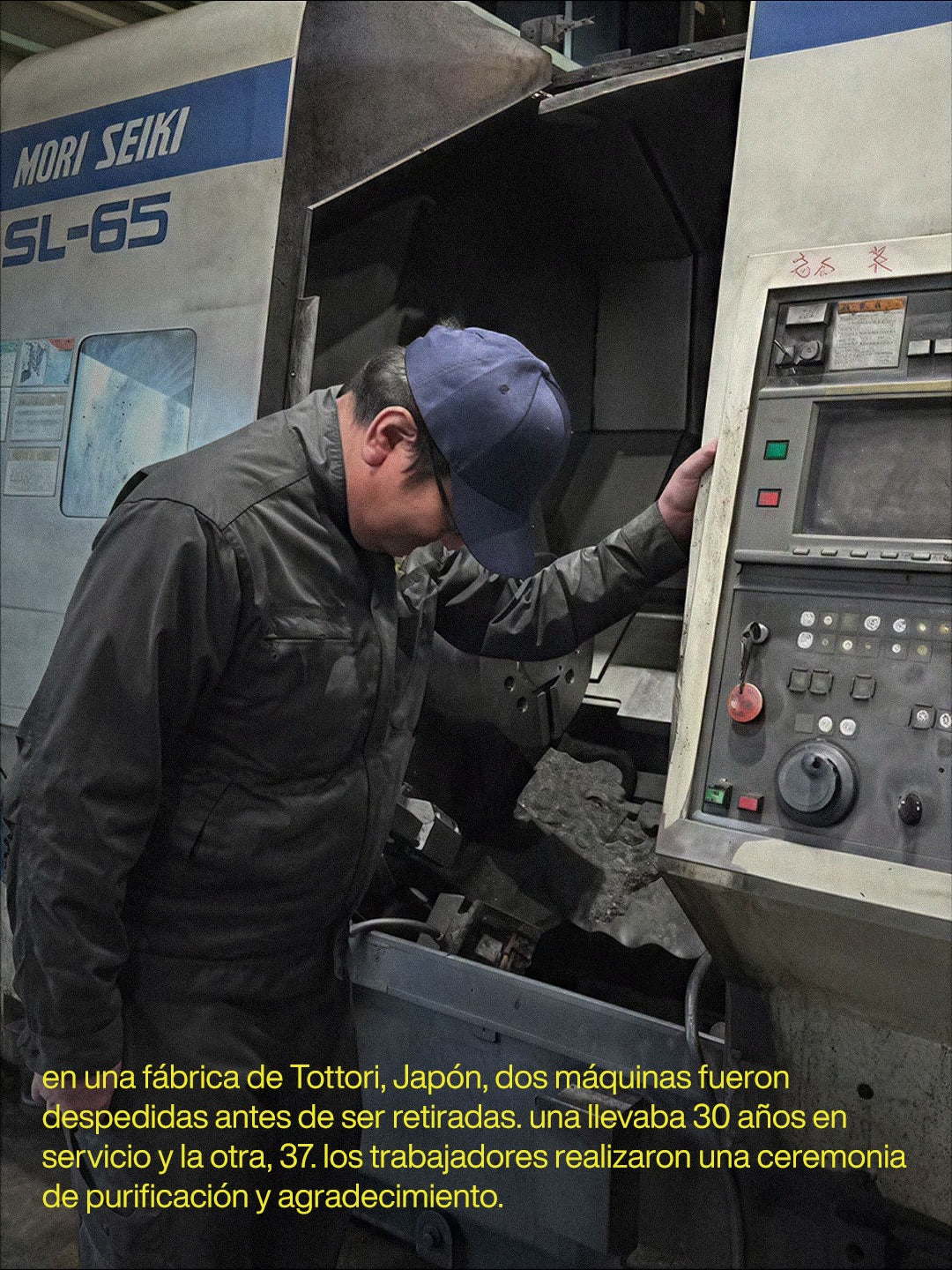 antes de retirar dos máquinas de su fábrica, los trabajadores de Matsuda Ya...